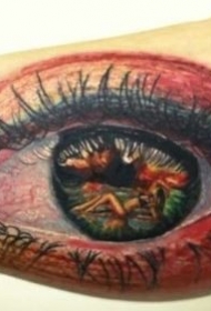 赤裸的女孩在眼睛里彩绘纹身图案