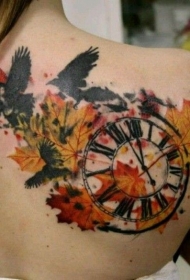 背部彩色的枫叶乌鸦和时钟纹身图案
