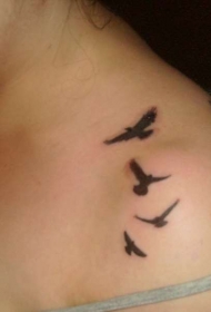 女孩肩部黑色的小鸟纹身图案