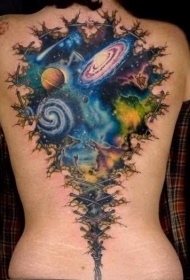 背部美丽的彩绘星空和行星纹身图案