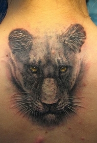 背部写实的母狮子头像纹身图案