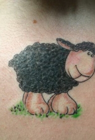 背部有趣的黑色卡通羊在草地纹身图案