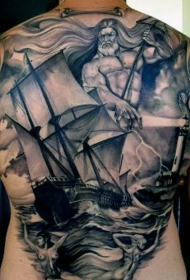 令人惊叹的黑白船与海神满背纹身图案