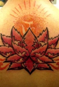 背部红色莲花日出和字符纹身图案
