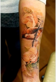 手臂写实精美的彩绘小鸟与花卉纹身图案