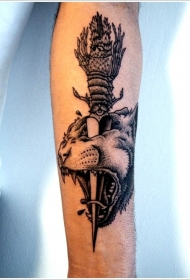 手臂美丽的匕首刺虎头纹身图案