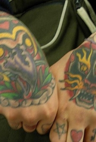 手背彩色小鸟头像与豹头纹身图案