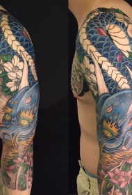 手臂亚洲风格的五彩龙和花蕊纹身图案