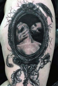 黑色的吸血鬼肖像和镜子乌鸦纹身图案