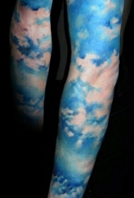手臂非常美丽的蓝色天空纹身图案