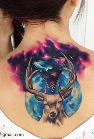 背部彩色的几何鹿与星空纹身图案