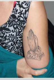 手臂小小的黑色祈祷之手纹身图案