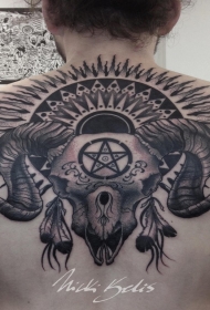 背部黑灰风格恶魔羊头骨和太阳符号纹身图案