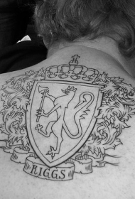 背部黑色线条盾牌狮子徽章纹身图案