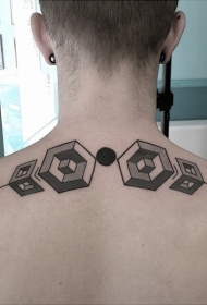 背部黑色的立体几何装饰纹身图案