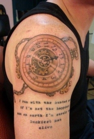 大臂写实的老式时钟和字母纹身图案