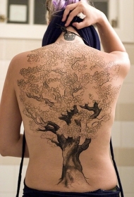 女生背部一颗优雅的大树纹身图案