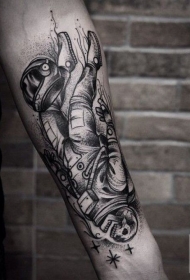 小臂雕刻风格黑色点刺骷髅宇航员纹身图案