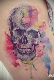 大腿彩色泼墨风格的骷髅纹身图案