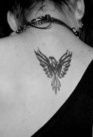 背部黑色小标志鹰纹身图案