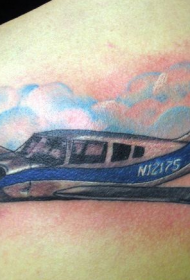 背部彩色的飞机云朵纹身图案