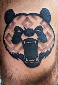 大腿华丽的黑色邪恶熊猫头纹身图案