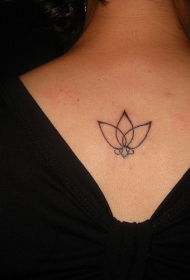 背部有趣的简单黑色轮廓莲花纹身图案