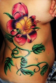侧肋多姿多彩的异国花卉纹身图案