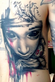 背部可怕的神秘恐怖女孩肖像与巫毒娃娃纹身图案