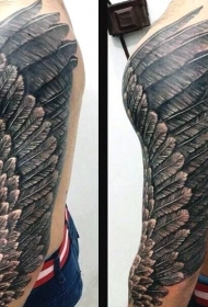 手臂非常漂亮的黑白鸟翅膀纹身图案