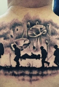 背部惊人的黑白士兵和罂粟花纹身图案