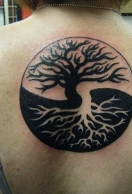 背部黑白的亚洲阴阳八卦符号和树纹身图案