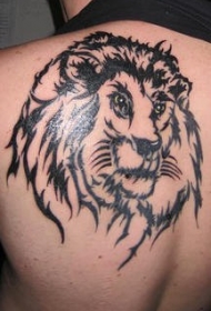 背部的黑色部落狮子纹身图案