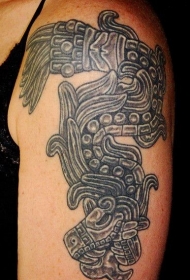 大臂阿兹特克羽蛇神石像纹身图案