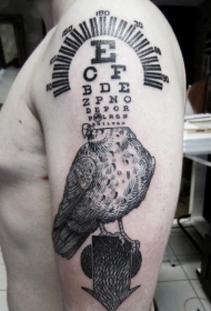 大臂惊人的结合黑白小鸟和数字纹身图案