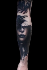 小臂一个女人的肖像和乌鸦纹身图案