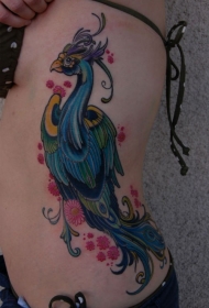 侧肋美丽的孔雀花朵纹身图案