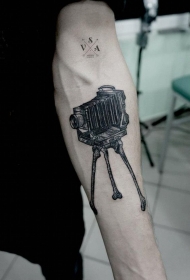 手臂逼真的黑色复古相机纹身图案