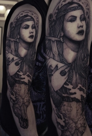 手臂雕刻风格黑色的美丽女人与剑纹身图案