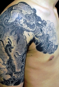 半甲亚洲风格黑白唐狮牡丹花纹身图案
