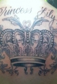 背部皇冠字母花藤纹身图案
