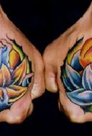两只手背彩色的莲花火焰纹身图案