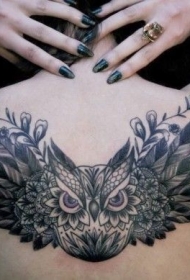 背部展翅的猫头鹰纹身图案