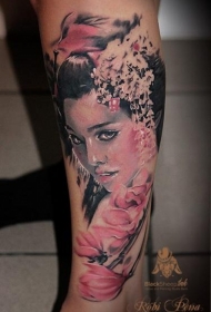 小腿逼真的彩色美丽亚洲女性肖像和花朵纹身图案