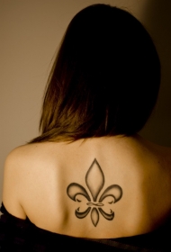 背部优雅的黑色百合花纹章纹身图案
