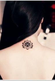 女生背部黑色的莲花纹身图案