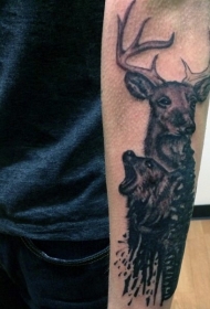 手臂黑色水彩风格咆哮熊和鹿纹身图案