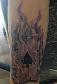 手臂华丽的黑色黑桃纸牌与火焰纹身图案