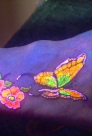 脚背彩色的荧光蝴蝶纹身图案