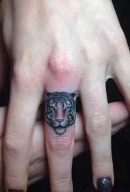 女生手指令人敬畏的老虎纹身图案